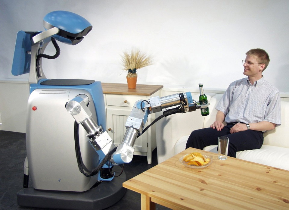 사진은 프라운호퍼 연구소(Fraunhofer Institute) AI 케어 로봇인 '케어 오 로봇(Care-o-Bot)'이 음료를 서비스하는 모습 (사진:호프만연구소)