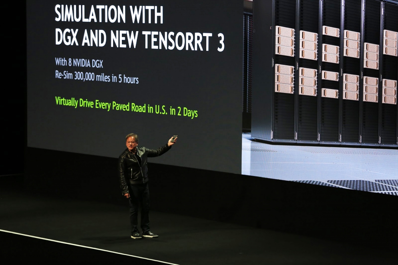 엔비디아 CEO 젠슨 황이 GTC 유럽 행사에서 GPU 기술의 뛰어난 시뮬레이션 파워를 설명하고 있다(사진:엔비디아)