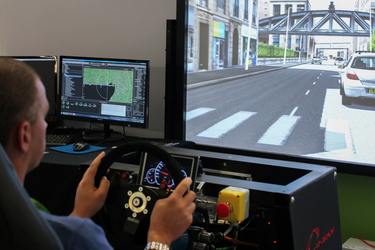 VI-grade의 로베르토 드 베키가 낮은 수준의 자동화를 테스트하는데 사용할 수 있는 물리적 시뮬레이터를 운전하고 있다. 물리적 시뮬레이터에서는 운전자가 특정 환경에서 운전을 해야 한다(사진:엔비디아)