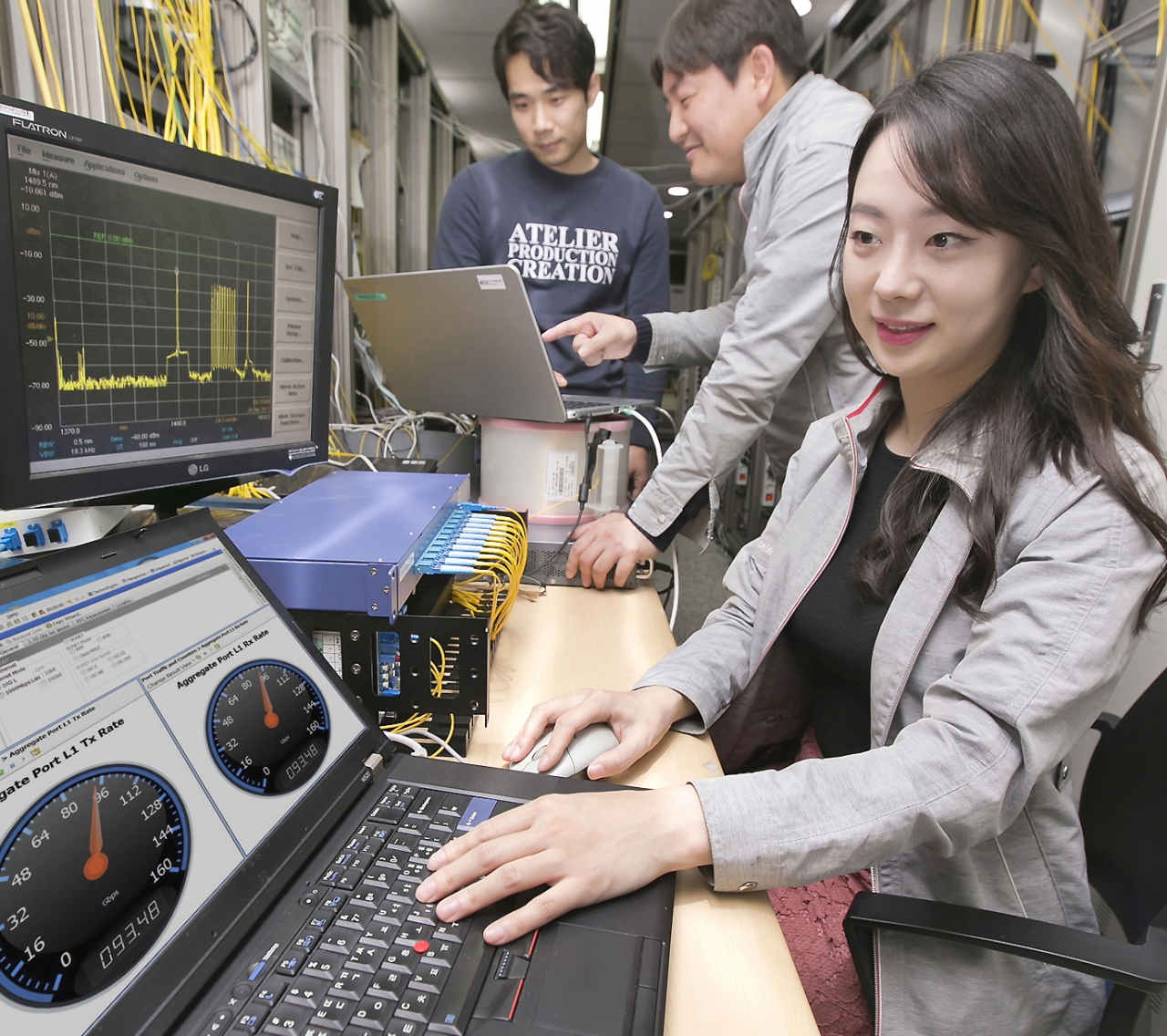 KT 직원들이 우면동 KT 연구소에서 ‘100G-PON’ 기술을 테스트하고 있다(사진:KT)