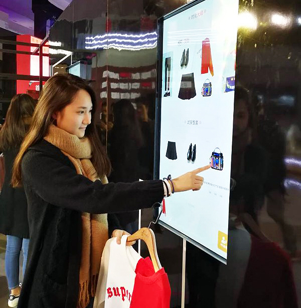 알리바바는 지난달 11일 광군제날 중국 내 13개 매장에 AI 패션 어시스턴트 시스템인 ‘패션 AI(FashionAI)를 선보였다(사진:알리바바)