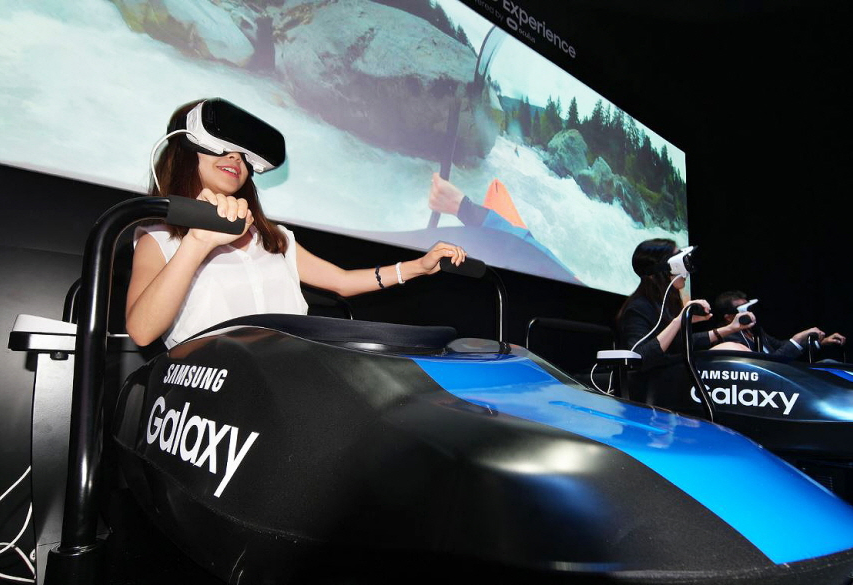 기어 VR과 체험 의자를 통해 4D 카누를 즐기는 모습(사진:삼성전자)