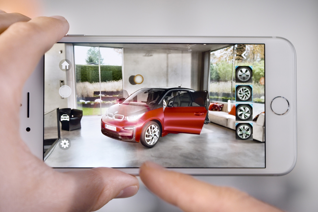 사진은 Apple의 ARKit을 사용하여 증강현실 앱을 통해 실제 크기의 3D 제품을 iPhone 또는 iPad에서 시각화하고 탐색할 수 있으며, 17 개 BMW i 시장에서 온라인 구성자와 직접 연결되는 새로운 기능으로 21 개 언어로 제공된다.(사진:BMW)