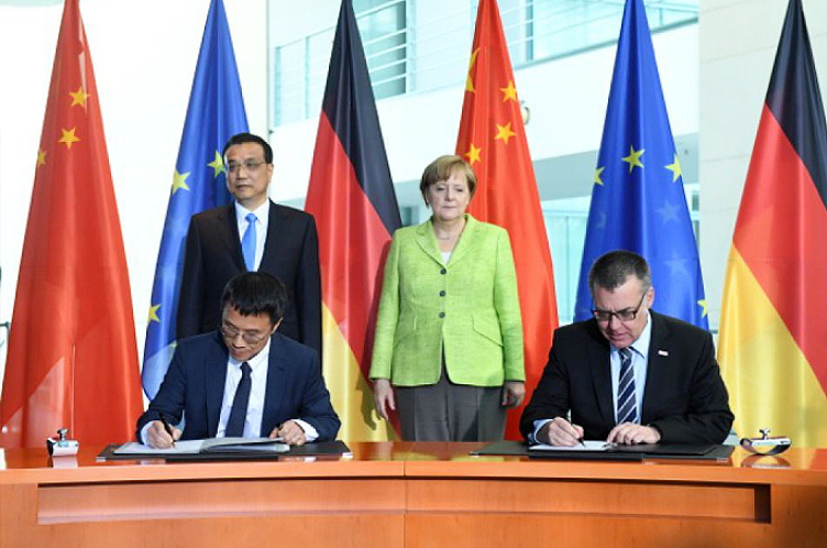 사진은 지난해 6월 보쉬와 바이두간의 중국의 ‘스마트모빌리티’ 공동 개발에 전략적 협약 체결 전경, 좌측 상단 리커창 중국 총리, 앙겔라 메르켈(Angela Merkel) 독일 총리, 좌측하단 바이두의 루치(Lu Qi) 바이두 최고운영책임자(COO), 보쉬 그룹 총괄 회장 디어크 호하이젤(사진:본지DB)