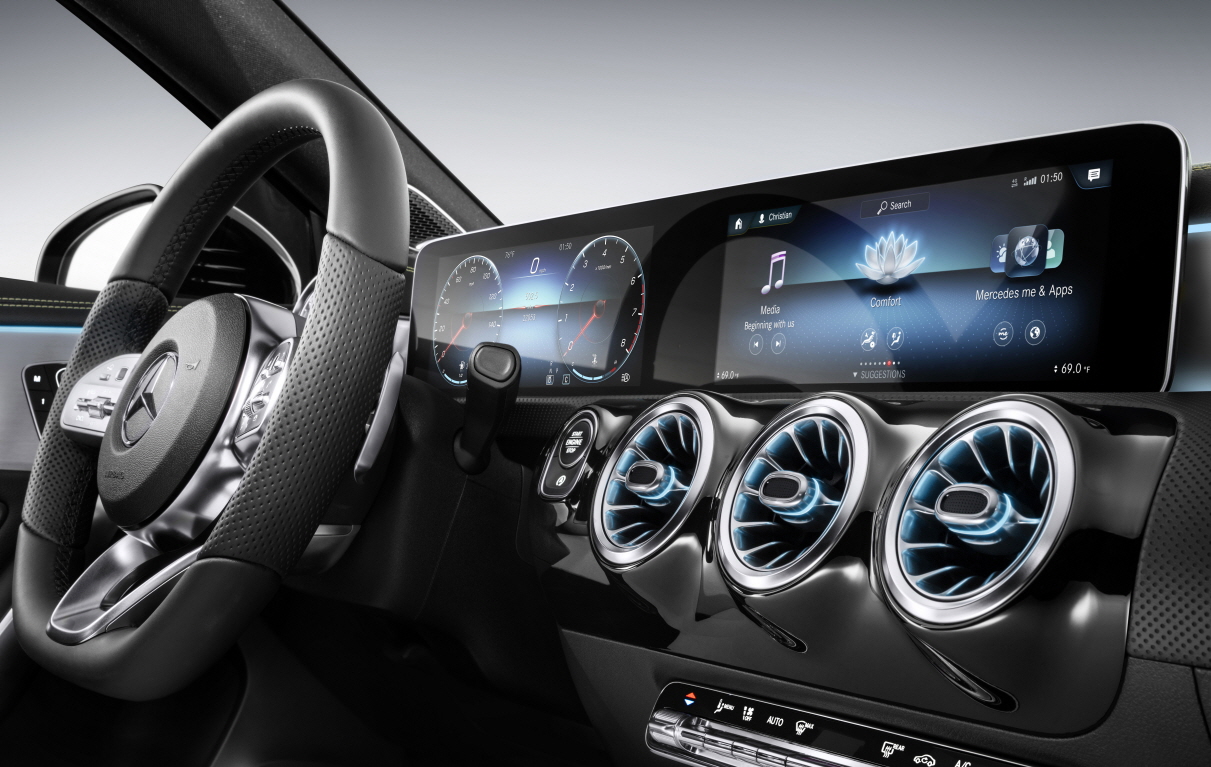 새로운 인포테인먼트 시스템 "MBUX"(Mercedes-Benz User Experience). 인공지능을 기반으로하는 혁신적인 기술(사진:벤츠)