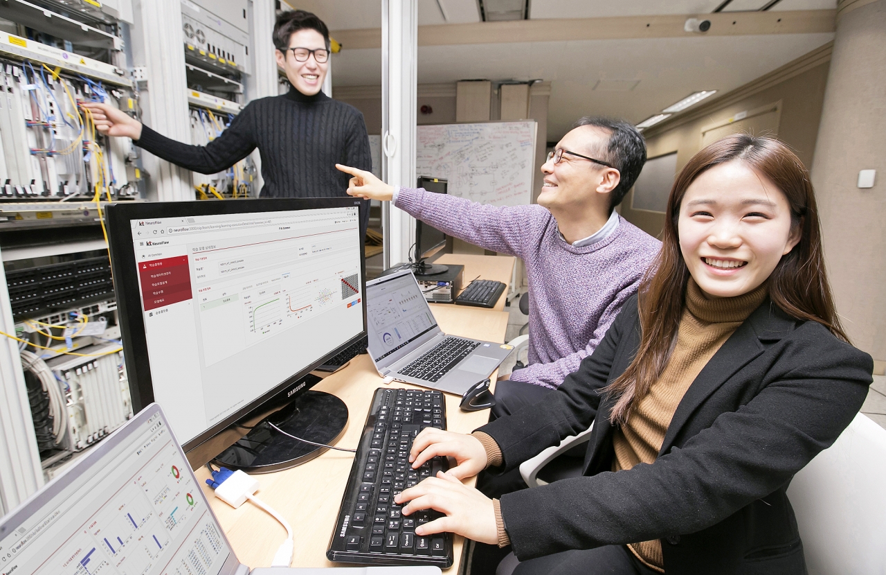 KT 융합기술원 직원들이 연구소에서 인공지능 네트워크 운용 플랫폼 ‘뉴로플로우’를 테스트하고 있다