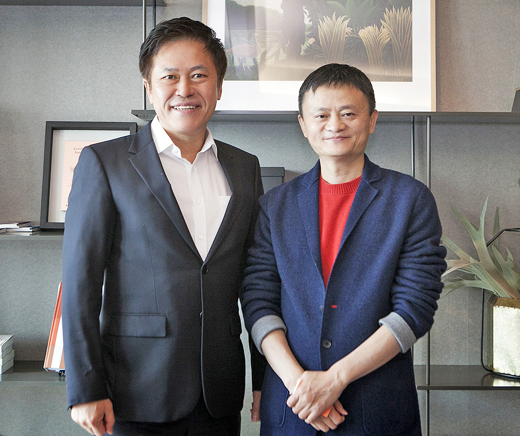 SK텔레콤 박정호 사장(좌측)과 알리바바그룹 마윈 회장은 8일 SK텔레콤 을지로 본사에서 만나 AI, 5G, 차세대 미디어 등이 중심이 되는 New ICT산업의 청사진을 논의했다.(사진:SKT)