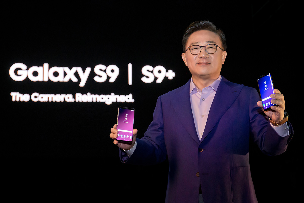 삼성전자 IM 부문장 고동진 사장이 2월 25일(현지시간) 스페인 바르셀로나에서 열린 '삼성 갤럭시 언팩'에서 '갤럭시 S9'과 '갤럭시 S9+'를 소개하고 있다.(사진:삼성전자)