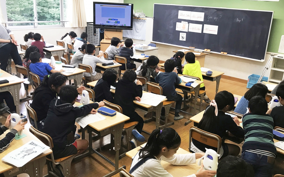 사진은 수업에 아카의 뮤지오를 활용 중인 일본 토다다이니초등학교 영어교실 학습전경(사진:아카)