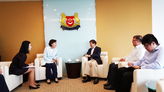 김현미 국토부 장관이 싱가포르 로렌 웡 국가개발부 장관을 만나 한국의 스마트시티 구축전략과 공공주택, 주거복지 정책을 설명하고 있다.(사진:국토부)