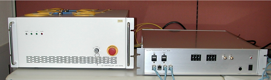 보안 통신 장치는 본체(오른쪽)과 노이즈 발생기(왼쪽)으로 구성된다(사진:히타치)