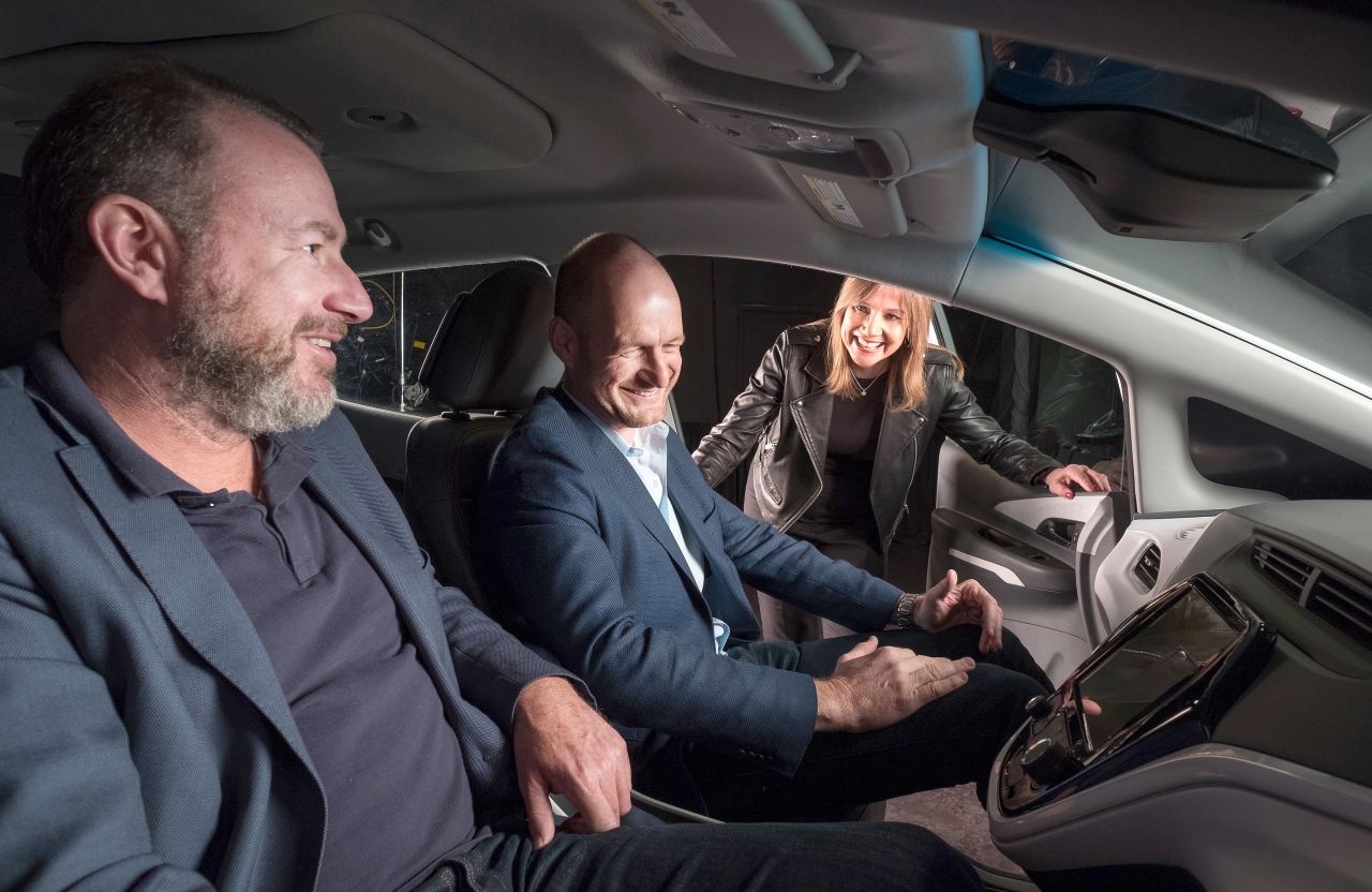 사진은 GM의 총괄사장 댄 암만(왼쪽)과 GM의 회장이자 CEO인 메리 베라(오른쪽)는 소프트 뱅크 투자 자문위원 마이클 로넨(가운데)에게 GM크루즈 AV에 탑승해 설명하고 있다.(사진:GM)