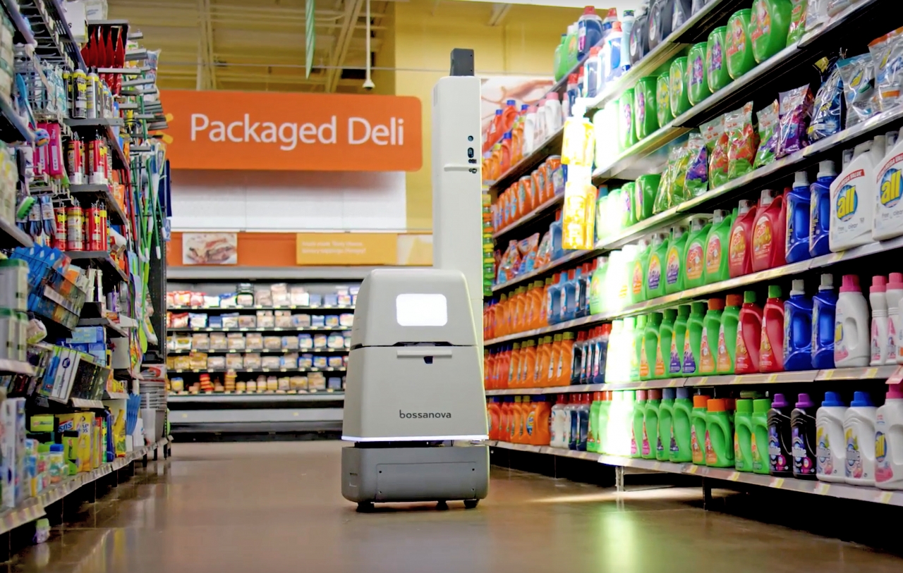 사진은 월마트(Walmart)에서 진열대에 전시된 상품의 상태(유·무) 및 관리하는 보사노바의 자율주행 로봇(사진: Bossa Nova)