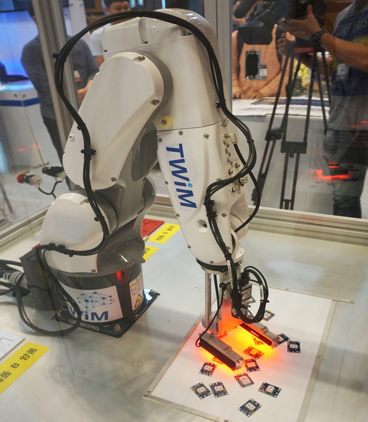 트윔의 AI 머신비전을 탑재한 산업용 로봇의 검사 시연 전경(사진:최광민 기자)
