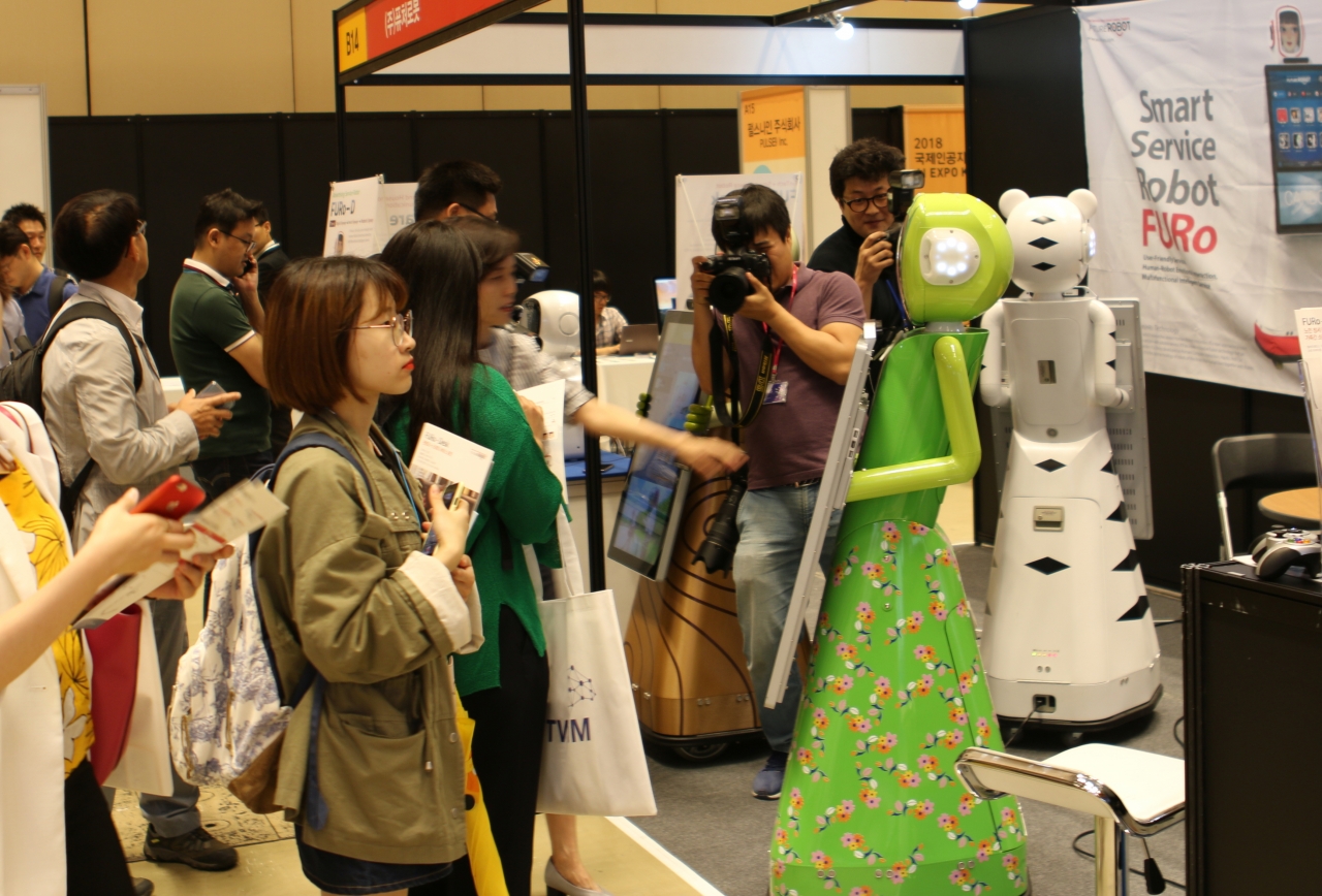 삼성동 코엑스에서 지난 9일부터 11일까지 개최됐던 AI EXPO KOREA 2018에 참가 해 관련 로봇을 시연하는 전경(사진:최광민 기자)