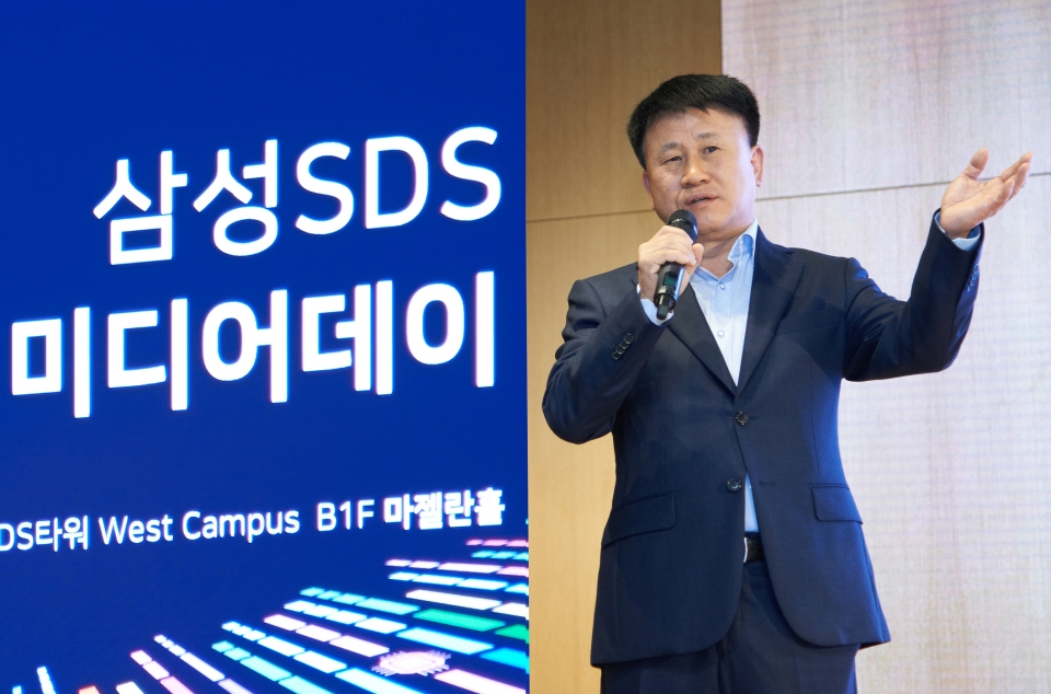 삼성SDS 스마트팩토리 사업부장 이재철 전무가 인텔리전트팩토리 전략에 대해 소개하고 있다
