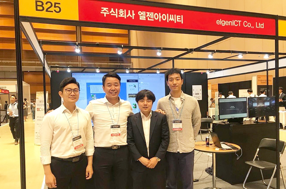사진은 월초(9~11) 코엑스에서 개최된 'AI EXPO KOREA 2018' 전시회에 자사 부스에서 직원들과 함께(왼쪽 2번째 김남진 이사)(사진:최광민 기자)