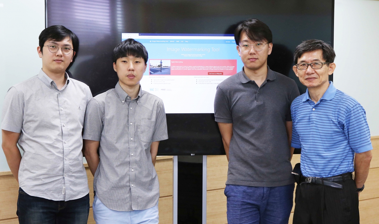 사진은 연구팀으로(왼쪽부터) 강지현,문승민,지상근 박사과정, 이흥규 교수(사진:KAIST)