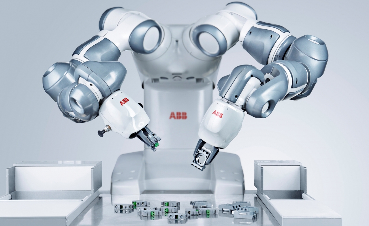 사진은 ABB의 유미(YuMi®) 듀얼 암 협업 로봇으로 원하는 부품을 피킹하는 시연모습(사진:ABB)