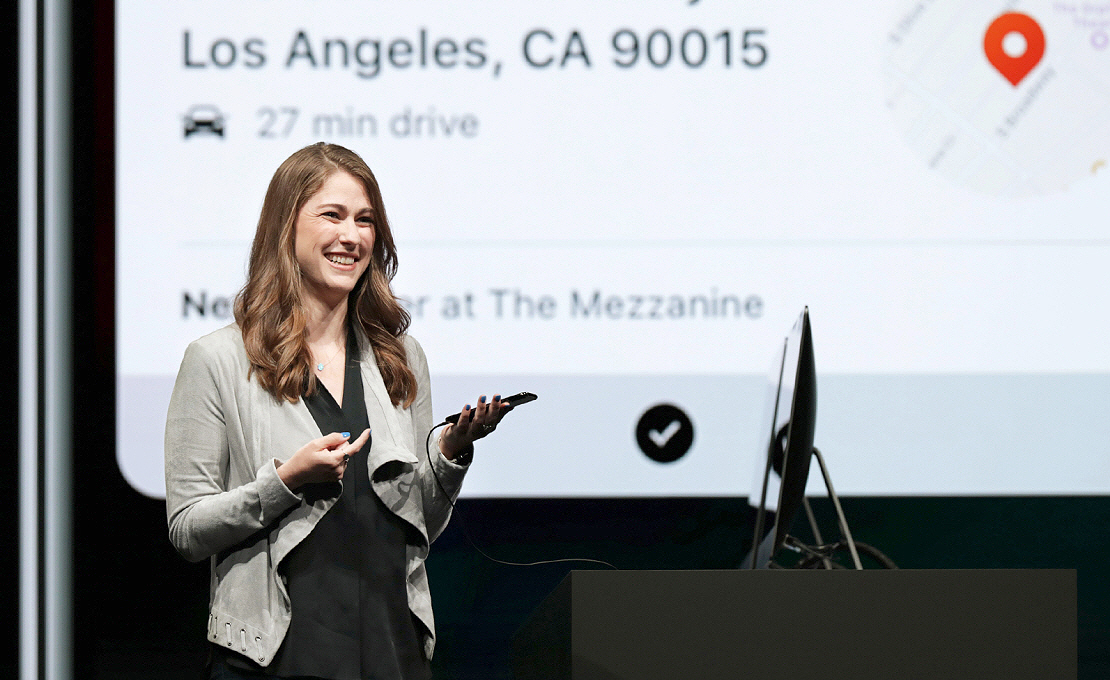 지난 6월에 개최된 WWDC 2018에서 애플의 킴벌리 비버렛(Kimberly Beverett)이 모닝 커피 주문하기나 여행 계획 짜기 등 Siri Shortcuts의 기능을 시연하고 있다.(사진:애플)