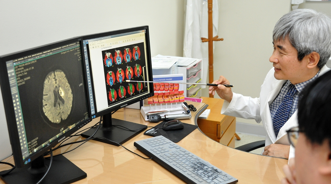동국대 김동억 교수가 뇌경색 환자 진료에 뇌혈류지도를 활용하고 있다. - MRI 영상(왼쪽 모니터)과 뇌혈류지도(오른쪽 모니터)를 대조하여 어떤 대뇌동맥 혈관계가 막혀서 뇌경색이 발생했는지 쉽게 파악할 수 있다.