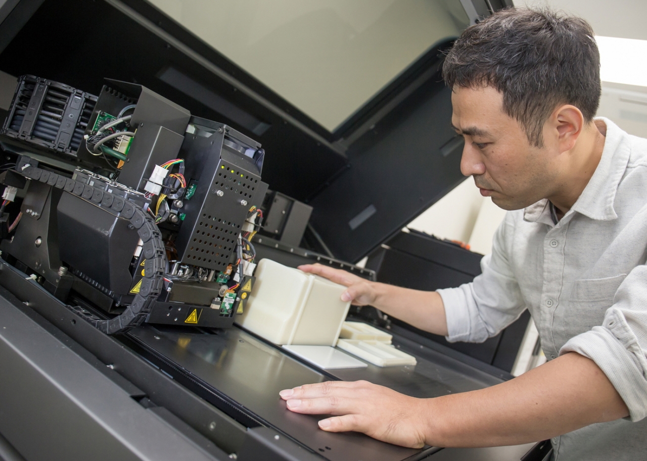 서울대 공동연구소에 위치한 C랩 팩토리에서 C랩 과제원들이 3D 프린터를 활용해 테스트 제품을 만들고 있다.