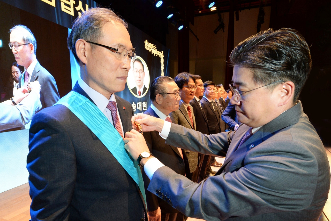 LG전자 H&A사업본부장 송대현 사장(왼쪽)이 24일 '제 13회 전자 IT의 날' 기념식에서 정승일 산업통상자원부 차관으로부터 금탑산업훈장을 수상하고 있다.