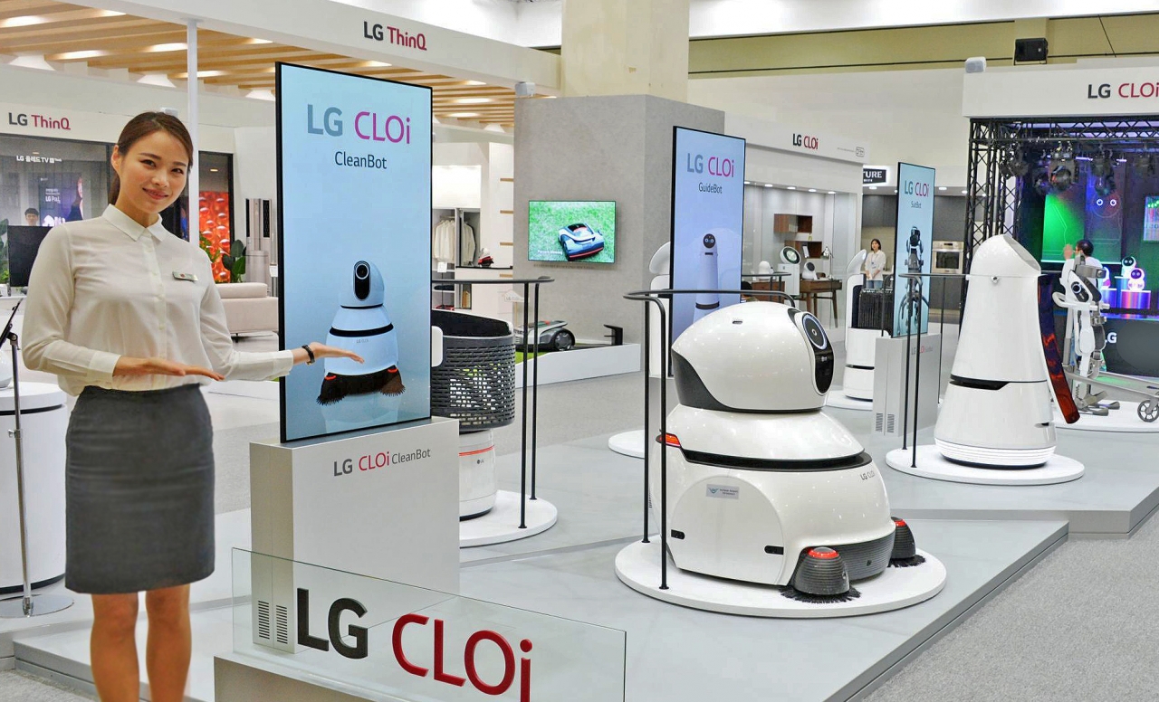 LG전자가 오늘(24일)부터 27일까지 서울 삼성동 코엑스에서 열리는 'KES 2018' 전시에 참가해 인공지능 'LG 씽큐' 가전을 대거 소개하며 인공지능 선도 기업 이미지를 부각한다. LG전자 모델들이 LG 클로이 로봇을 소개하고 있다.(사진:LG전자)