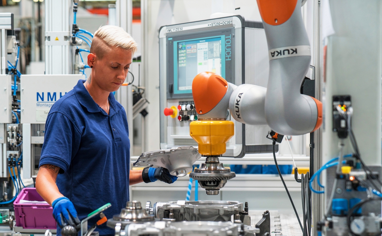 BMW 독일 딩골핑(Dingolfing) 공장에서의 쿠카 협업 로봇(사진:본지DB)