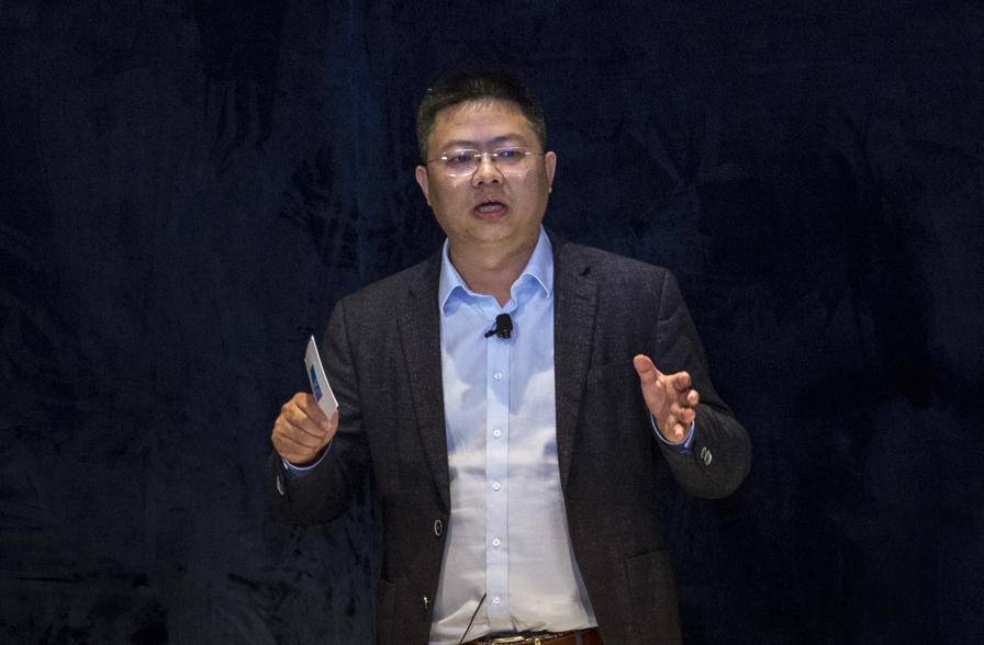 비보 인공지능글로벌연구소 소장인 자오 웨이(Zhou Wei)는 컨퍼런스 중에 열린 인공지능(AI) 포럼에서 '5G 개발 성공의 열쇠인 지능형 폰' 이란 주제로 기조연설(사진:비보)