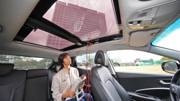 현대∙기아차 연구원이 투광이 가능한 2세대 솔라루프가 설치된 자동차 안에서 효율을 측정하고 있다.(사진:현대차)