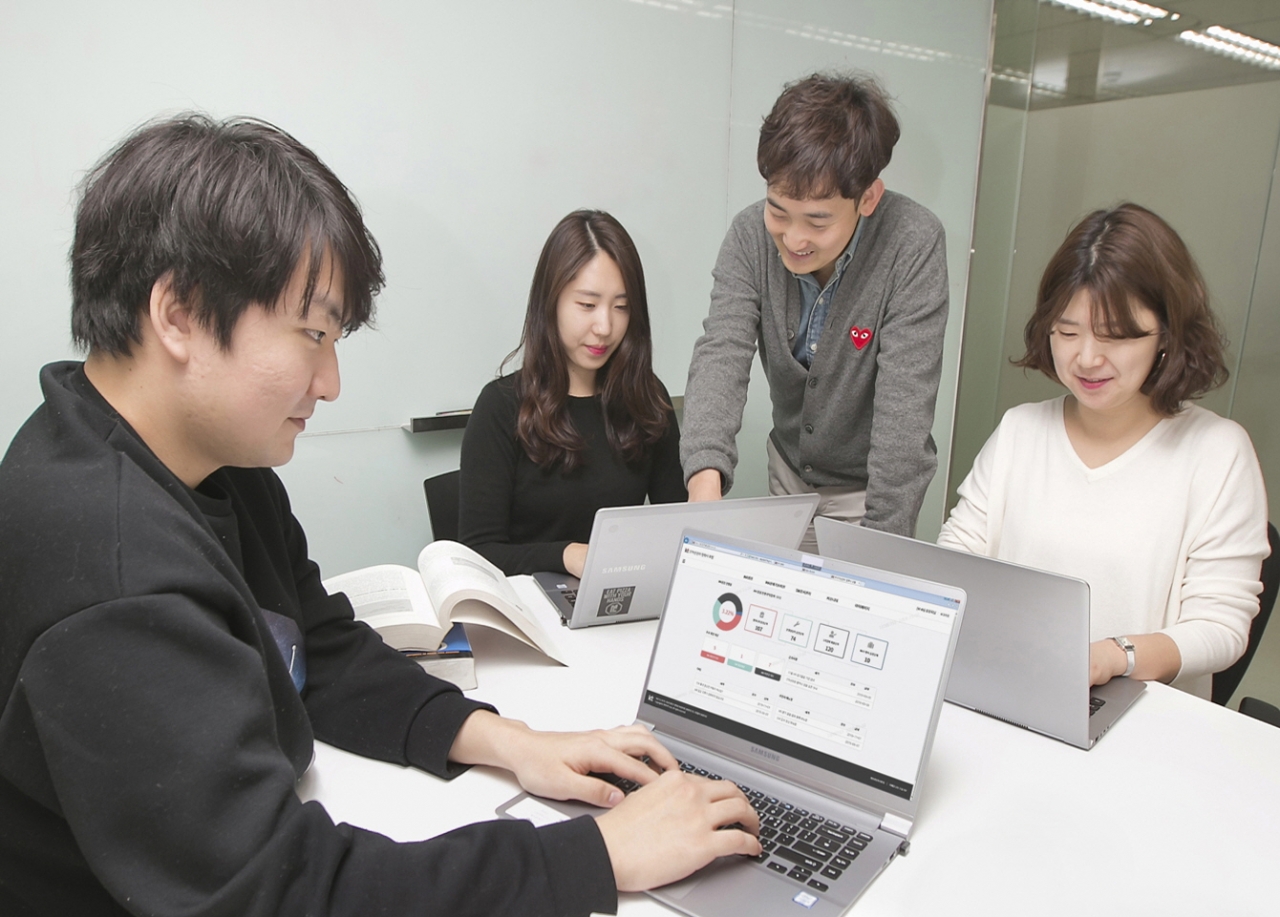 서울 서초구 KT 연구개발센터에서 직원들이 블록체인 기반의 디지털 자산관리 시스템을 시연하고 있다.(사진:KT)