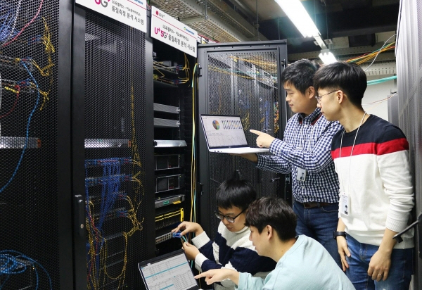 LG유플러스 네트워크 직원들이 상암사옥에 구축된 5G 네트워크 품질 통합 측정 분석 시스템을 점검하고 있다(사진:LG유플러스)