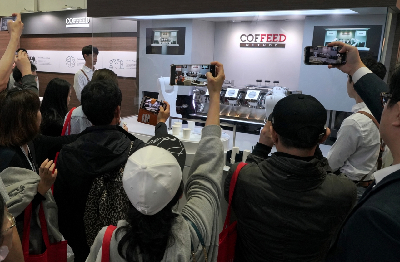 시연 중인 로봇바리스타 ‘커피드 메소드' 에 참관객들의 촬영모습