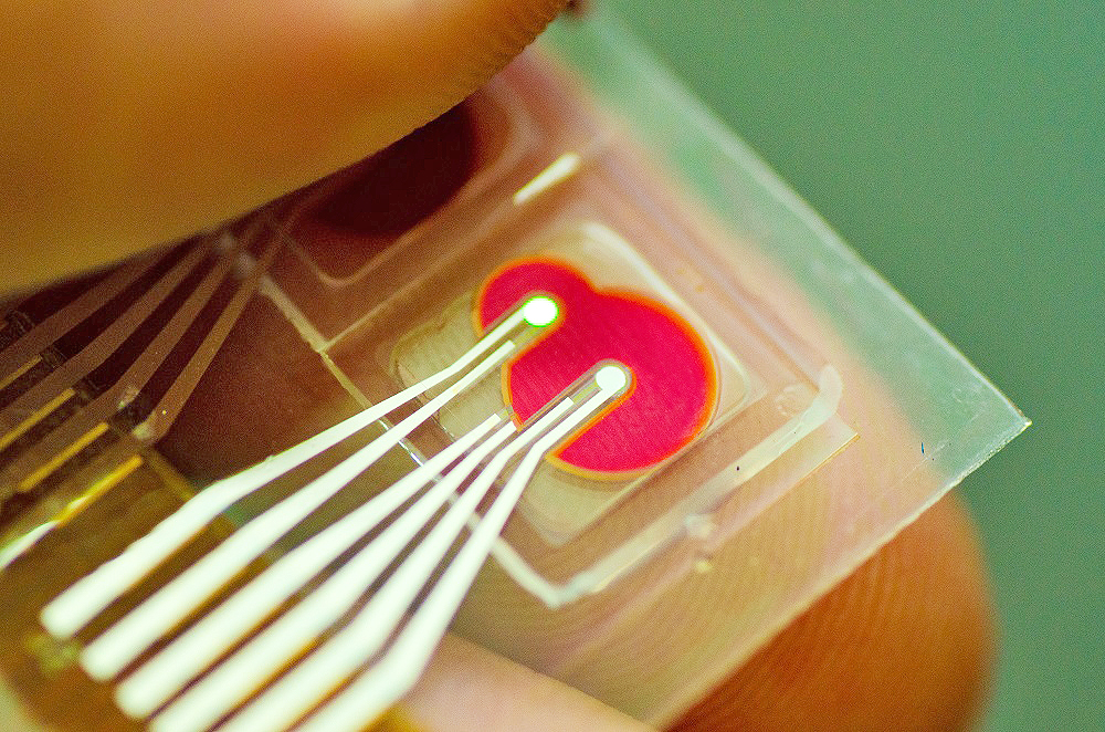 연구팀이 개발한 유기발광다이오드와 유기포토다이오드를 이용해 초저전력 심박 및 산소포화도 센서(사진:KAIST)