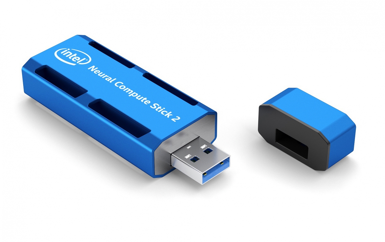 인텔 NCS 2는 표준 USB 3.0 포트에서 실행되며 추가 하드웨어가 필요없다(사진:인텔)