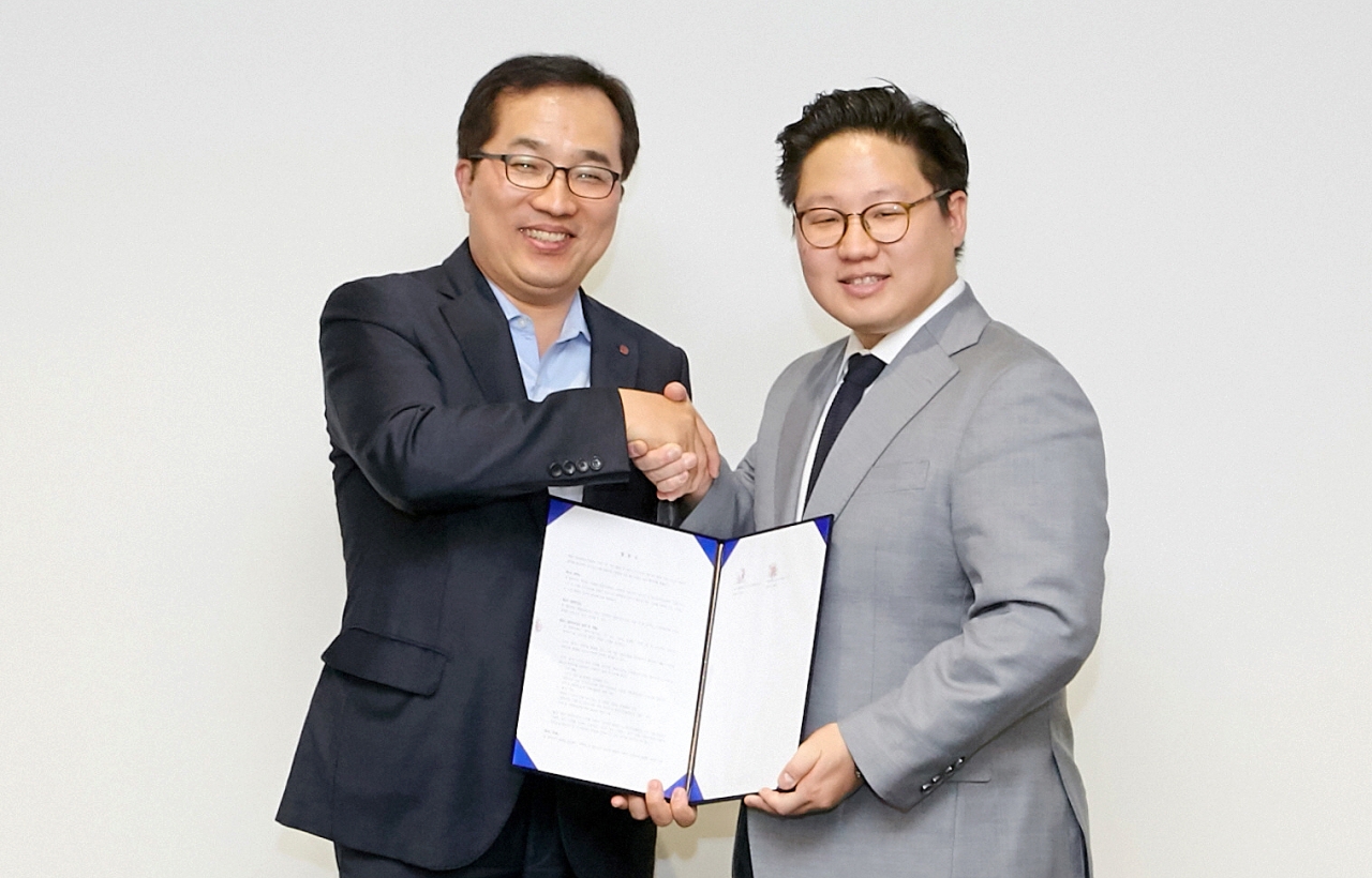 왼쪽부터)LG CNS 공공사업담당 정운열 상무와 루닛 서범석 대표의 협약신 전경(사진:LG CNS)