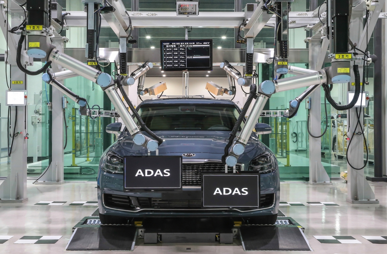 현대·기아자동차 생산기술개발센터에서 협업로봇을 이용한 전장집중검사 시스템을 실제 차량에 테스트하고 있다(사진:현대차)