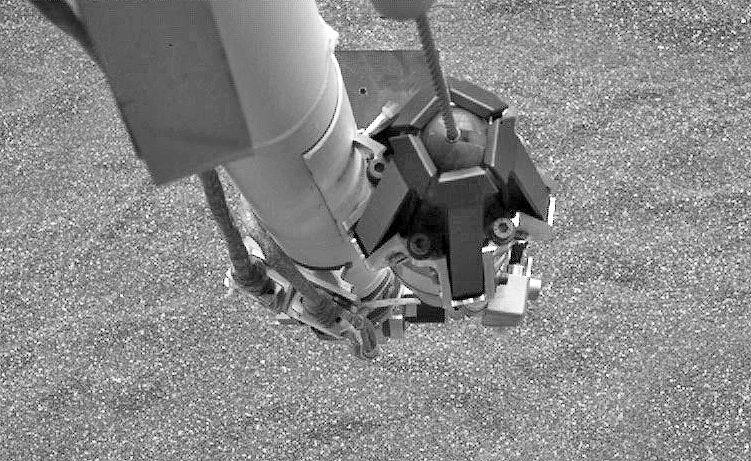 인사이트호의 로봇팔에 장착된 카메라는 착륙 지점과 기계 배치 및 각종 활동의 3D 컬러 이미지를 제공한다(사진:NASA)
