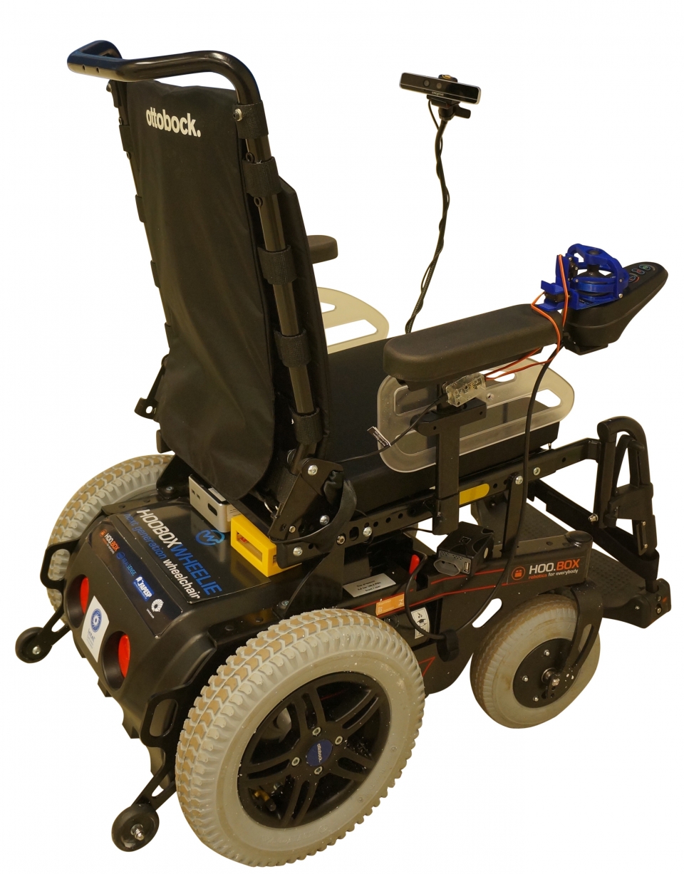 AI 기술을 탑재한 HOOBOX Robotics의 윌리 7 키트를 사용한 전동 휠체어