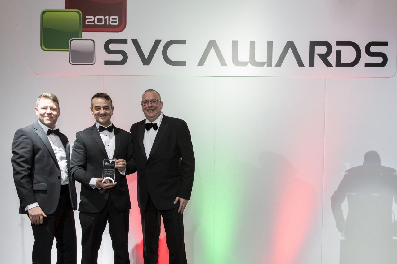 슈나이더 일렉트릭이 SVC 어워드에서 올해의 하이퍼 컨버전스 혁신 부분을 수상했다(가운데는 슈나이더일렉트릭 영국 IT 사업부 닉 레디)