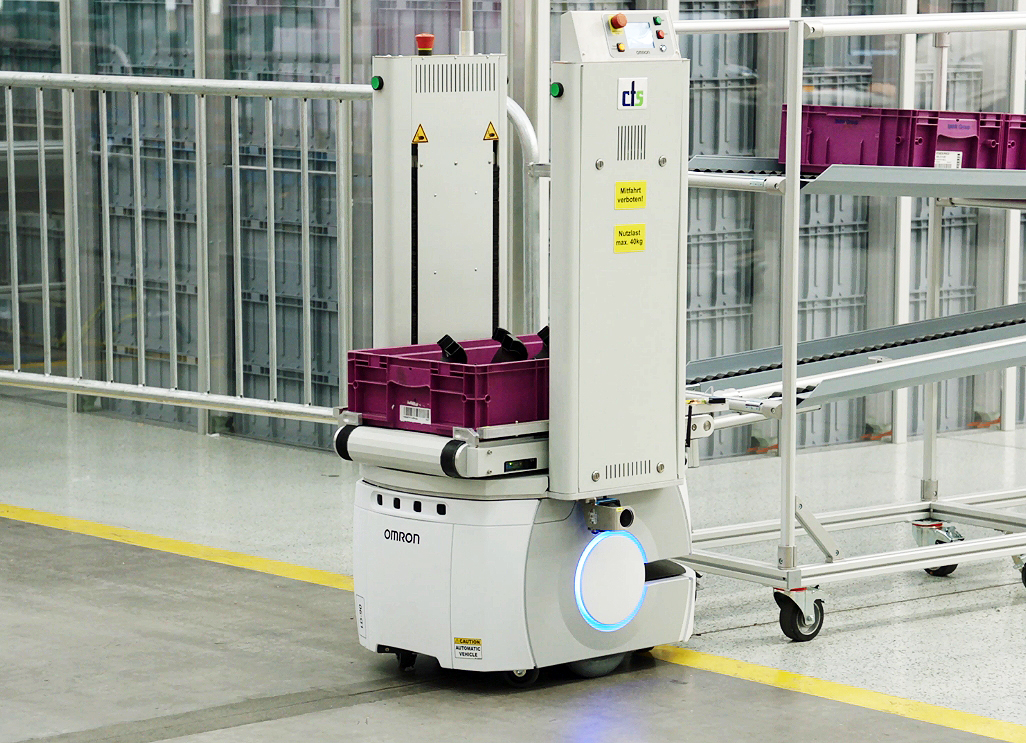 BMW에서 운용 중인 소형 스마트 운송 로봇(Smart Transport Robots, 오므론어뎁트의 AI 모바일 로봇)
