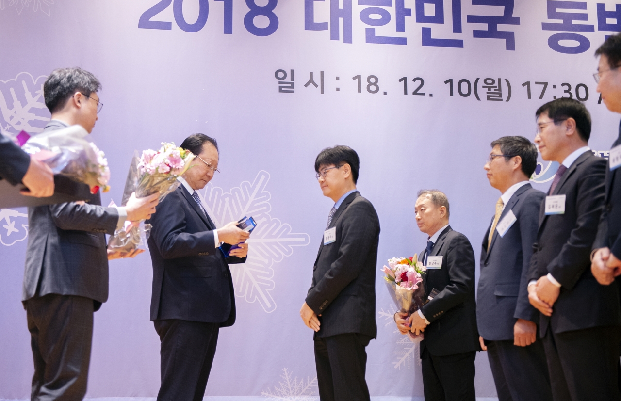 10일 저녁 서울 더케이호텔에서 열린 ‘2018 대한민국 동반성장 기업 대상 시상식’에서 ‘동반성장지수 최우수 기업’으로 선정된 네이버의 임동아 리더가 최우수 기업상을 수상하고 있다.(사진:네이버)