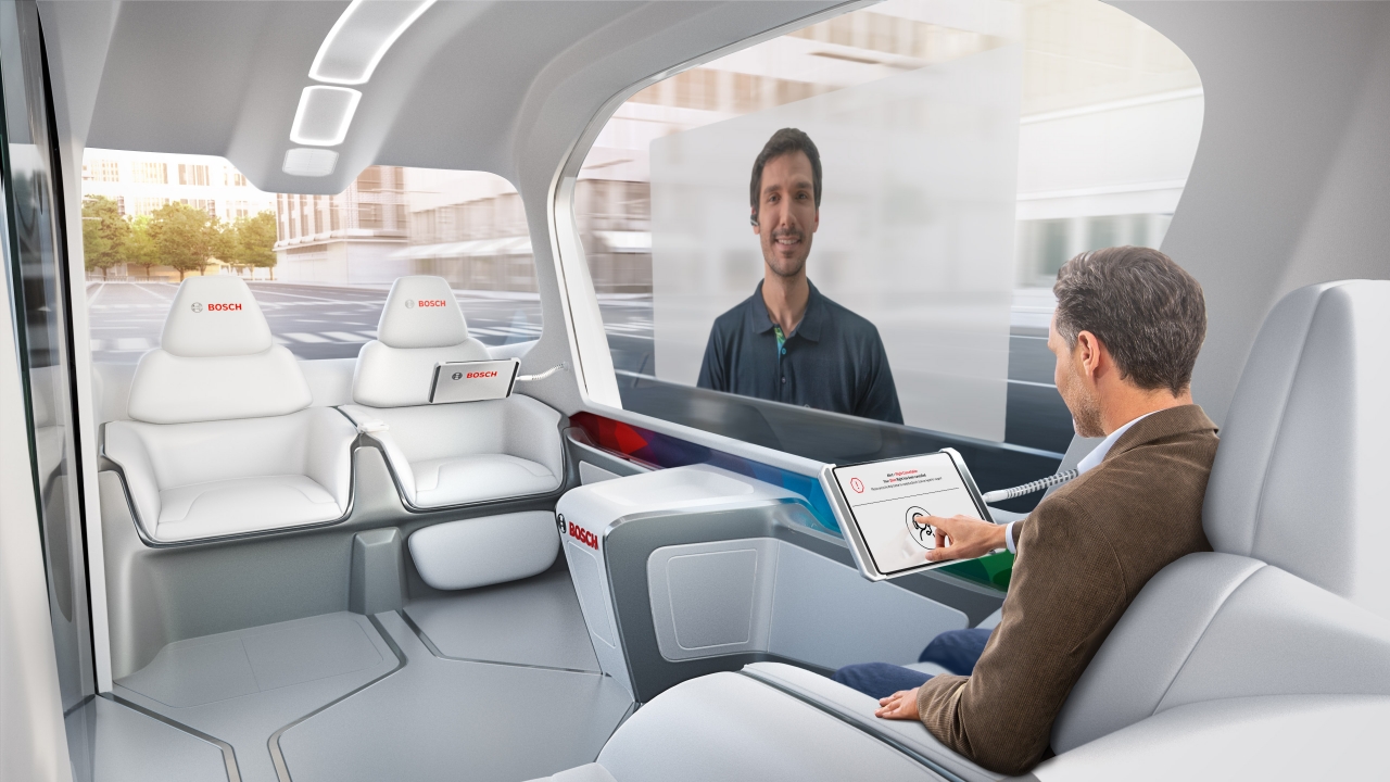 보쉬는 4 명의 승객을 위한 공간을 제공하기 위해 컨셉트 카의 내부를 설계하여 안락함을 최대화하고 인포테인먼트는 각 승객이 개별적으로 또는 그룹으로 사용할 수 있는 스크린에 제공된다.