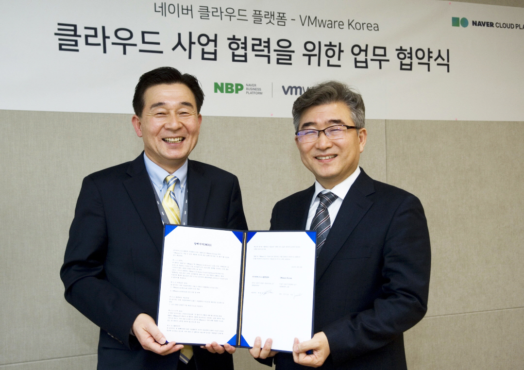 왼쪽부터, NBP 김태창 클라우드 사업 본부장, VMware Korea 전인호 사장의 협약식 전경(사진:네이버)