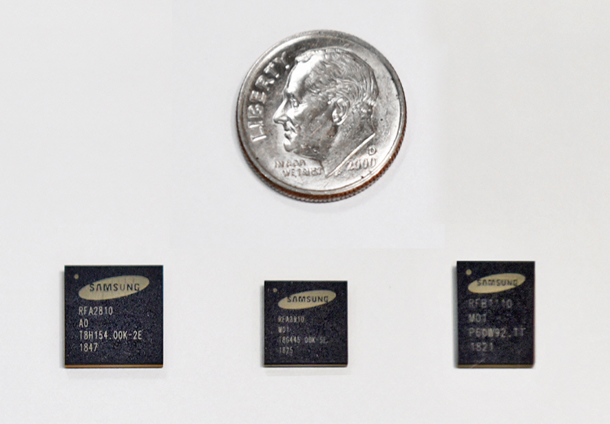 삼성전자 5G 차세대 무선통신 핵심칩으로 실물 비교(사진:삼성전자)