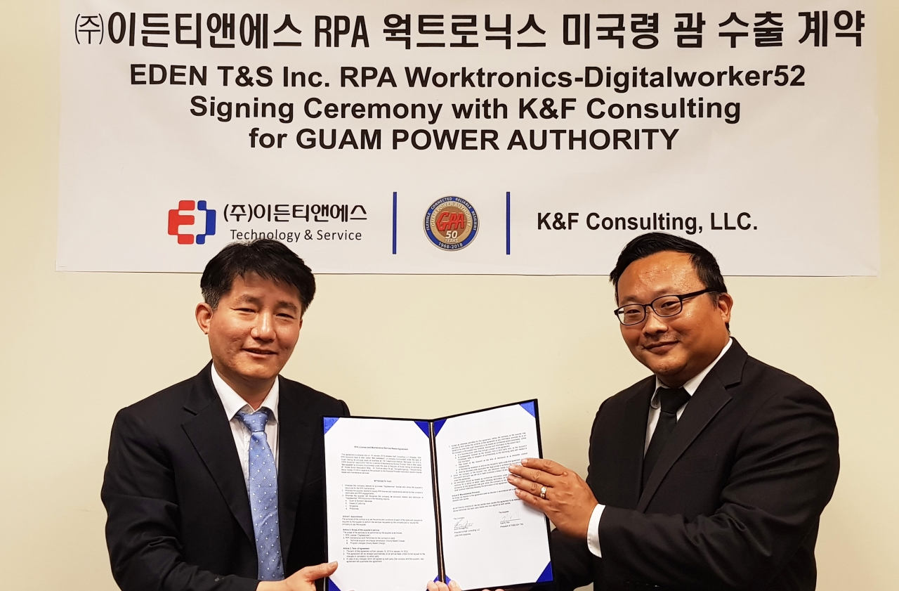 왼쪽부터 이든티앤에스 임형태 전무, K&F Consulting CEO Richard Ryu가 괌 현지 계약 서명식에서 기념촬영 모습(사진:이든티앤에스)