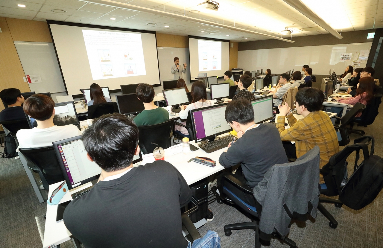 지난해 5월, 성남시 분당구 KT 그룹인력개발원 인공지능 교육센터에서 AI아카데미에 참여한 교육생들이 AI 분야의 강의를 듣고 있다