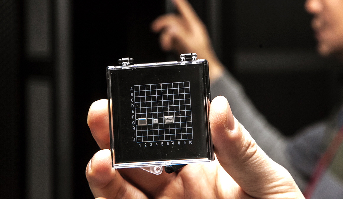 SK텔레콤 직원이 가입자 인증서버에 적용된 양자난수생성 칩을 들고 있는 모습