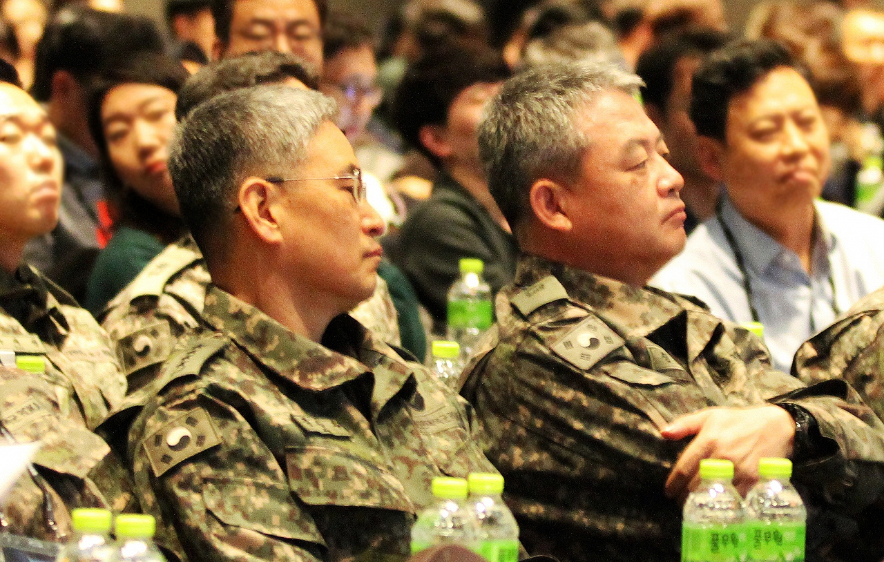 사진은 지난해 12월 4일부터 5일까지 이틀간 서울드래곤시티(그랜드볼룸)에서 개최된 본지 주최 글로벌 AI컨퍼런스인 'AI 서밋 2018'에 참석한(왼쪽부터) 김용우 육군참모총장(대장)과 이번 '육군 인공지능연구발전처'를 창설하는 육군교육사령부 신인호 전투발전부장(소장)의 모습(사진:최광민 기자)